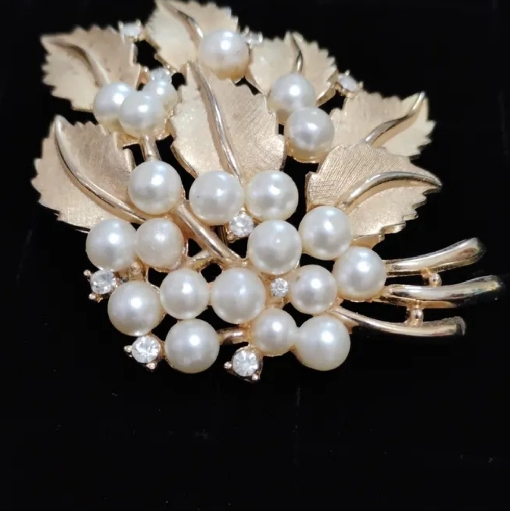 Vintage Crown Trifari Gold Tone Rhinestone Faux Pearl Leaf Brooch - Picture 2 of 4